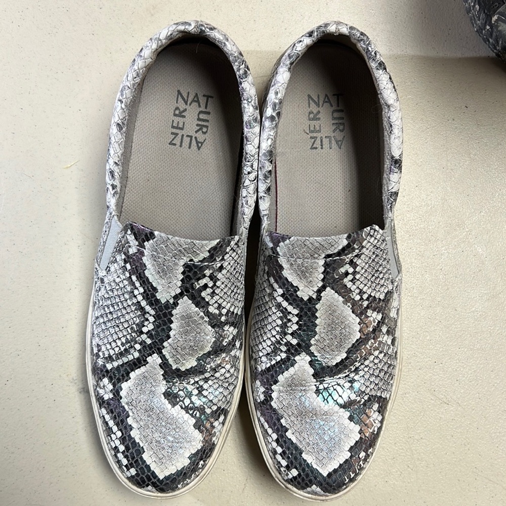 Naturalizer slip on shoes women’s size 9 iridescent snake skin